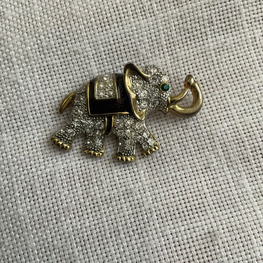 •Vintage Rhinestones Elephant Brooch Pin